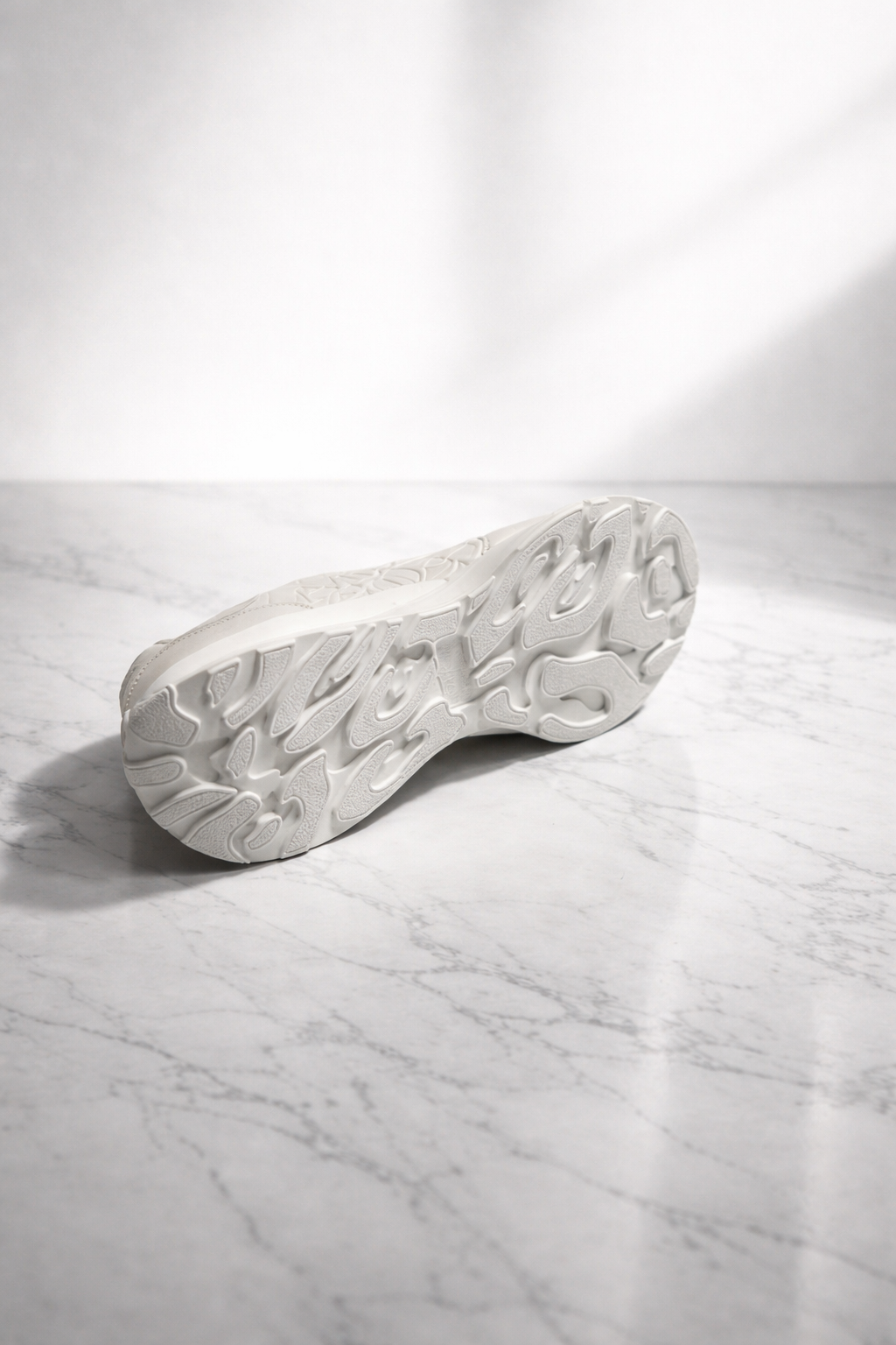 Alexander McQueen Sprint Runner Leather Sneakers in Ivory White